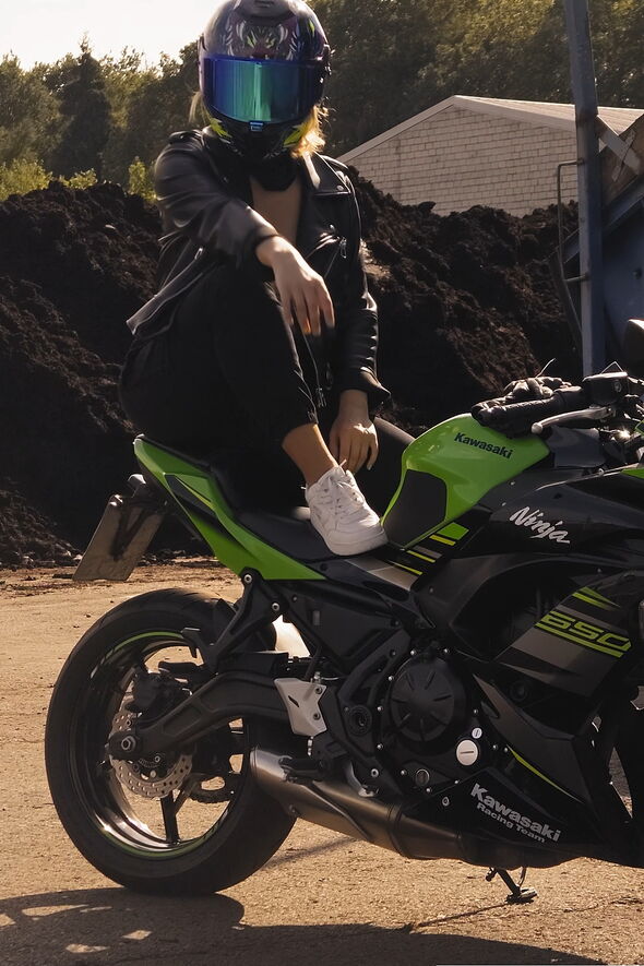 Fotoshooting mit einer Motorrad Fahrerin in Oldenburg