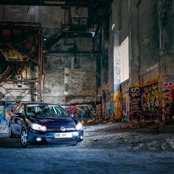 Fahrzeug in einem Lost Place