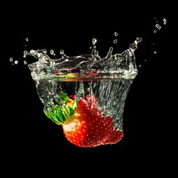 Erdbeere fällt ins Wasser - Im Fotostudio in Stuhr